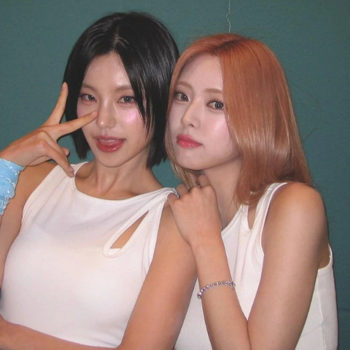 Crop Top KPOP Asymétrique Yeji - Groupe ITZY